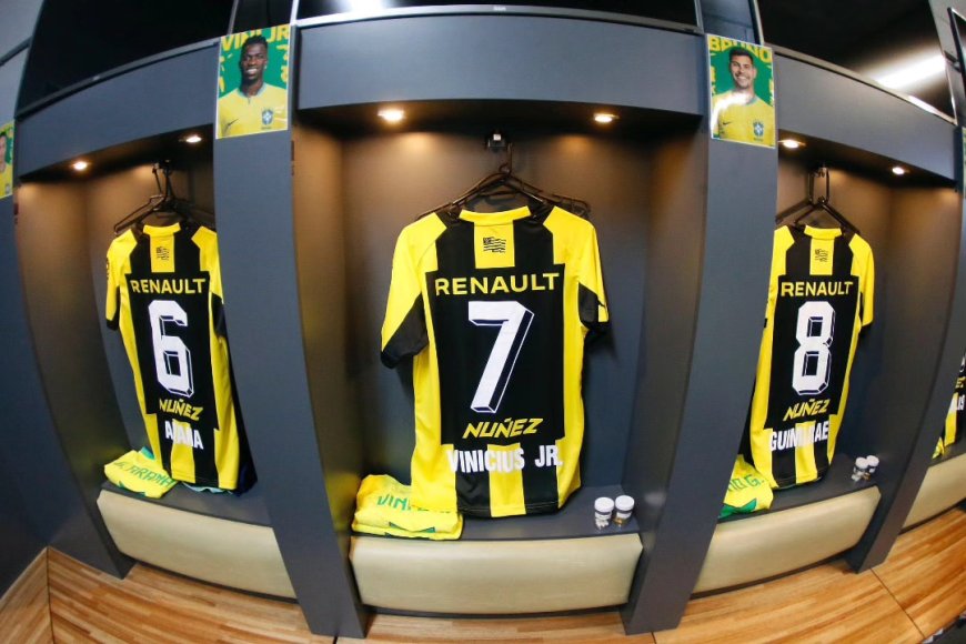 Los jugadores de Brasil recibieron de regalo camisetas de Peñarol con sus nombres.