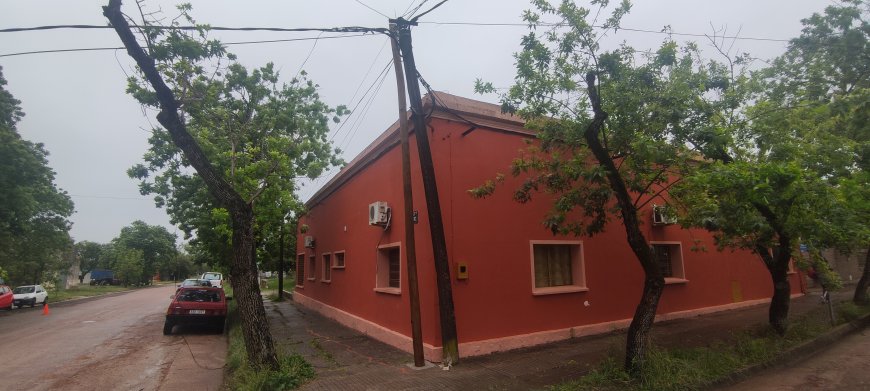 En Ciudad del Carmen cayó sobre la línea de energía de UTE, parte de un árbol.