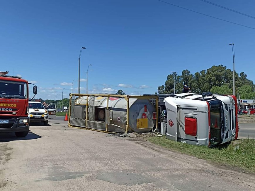En la mañana de hoy, en Florida volcó un camión que transportaba productos químicos.
