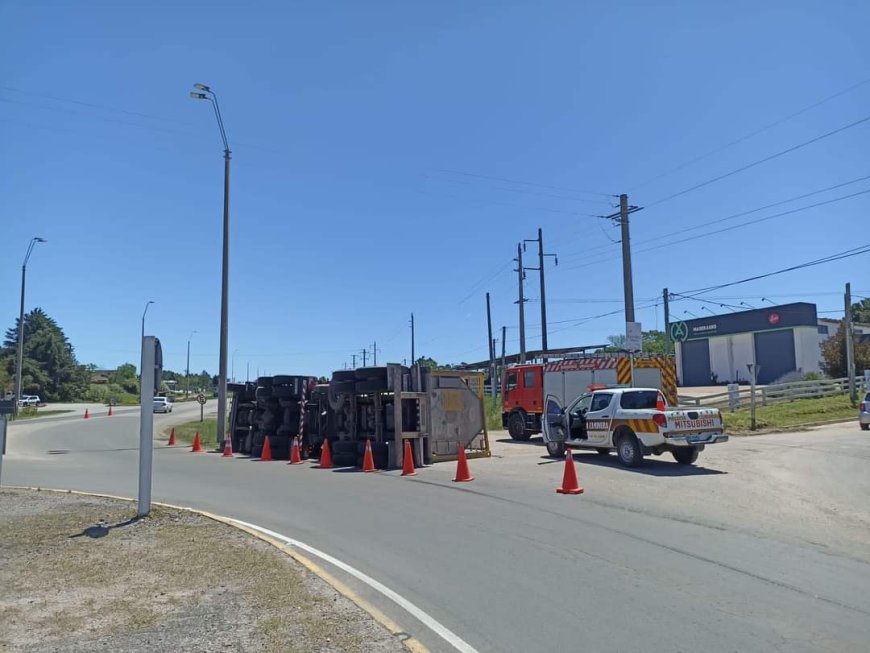 En la mañana de hoy, en Florida volcó un camión que transportaba productos químicos.