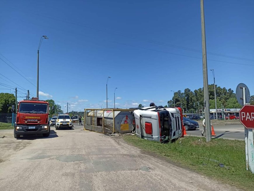En la mañana de hoy, en Florida volcó un camión que transportaba productos químicos.