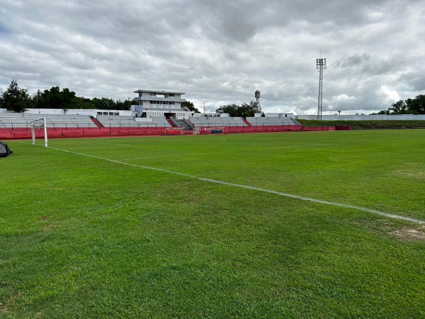 Se realiza mantenimiento en el campo de juego del estadio Landoni.