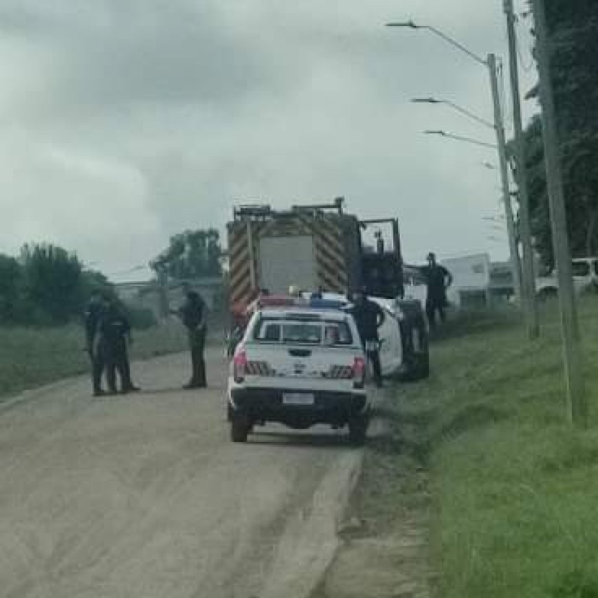 Auto volcó en calle Dr. Alcides Burgues.