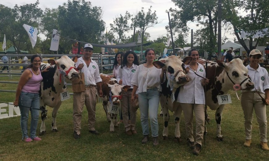 Escuela Agraria Durazno premiada, nuevamente, en la Expo Durazno con la raza Normando