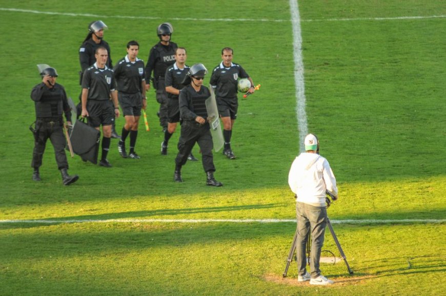 Los árbitros demandan nuevas medidas de seguridad para que vuelva el fútbol