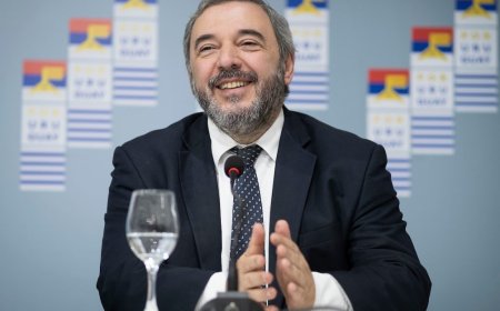 Bergara se bajó de su precandidatura y respalda la postulación de Yamandú Orsi