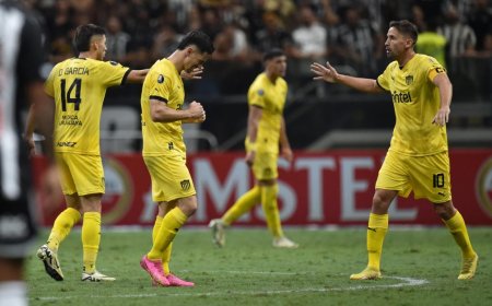 Peñarol enfrenta a River Plate buscando mantener la racha