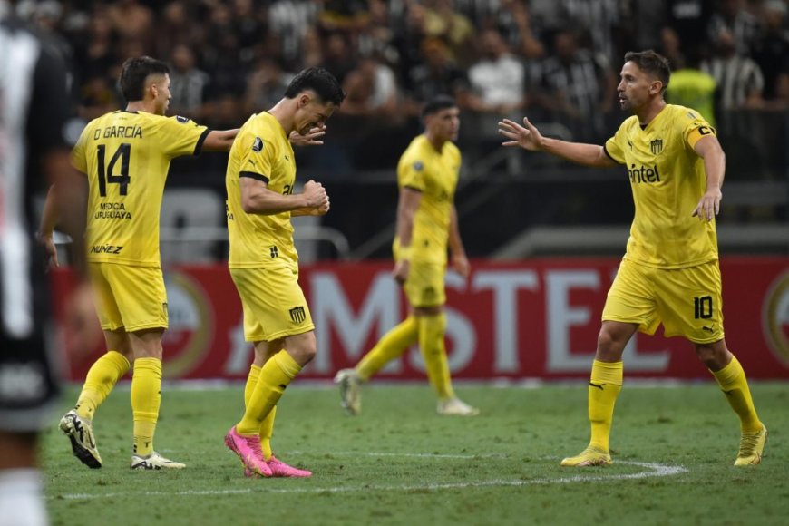 Peñarol enfrenta a River Plate buscando mantener la racha