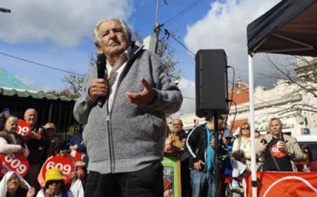 Mujica contó cómo es su tratamiento contra el cáncer en su primera actividad política tras el diagnóstico