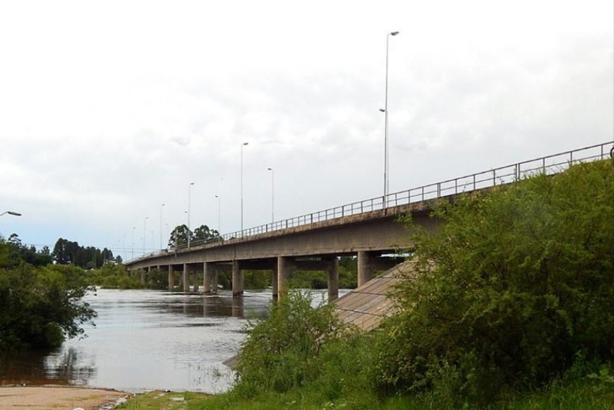 Masculino mayor de edad se arrojó a las aguas del Yí, continúa su búsqueda