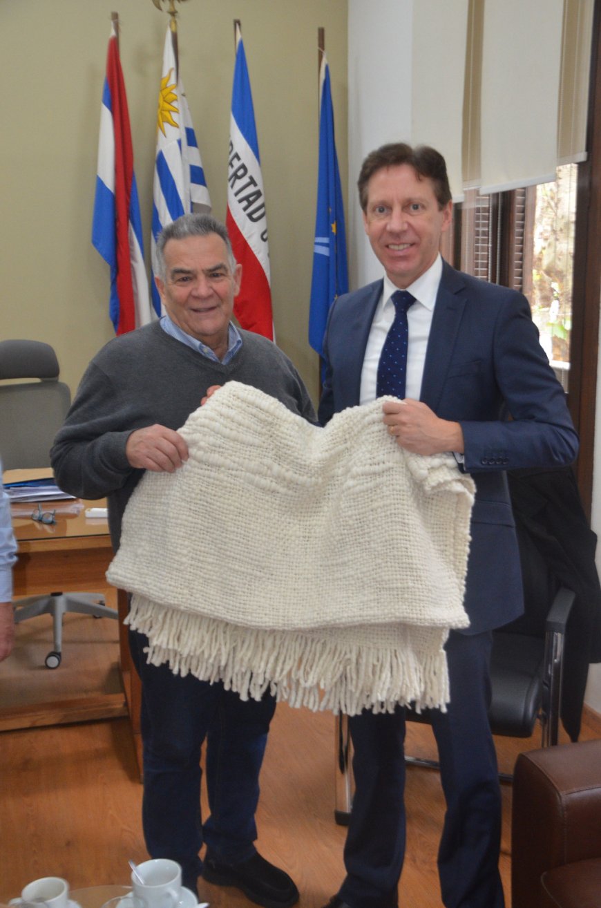 Embajador de Francia visitó Carmen y Ciudad de Durazno