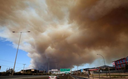 Más de 50.000 evacuados y 10.000 hectáreas quemadas en el incendio que amenaza Atenas