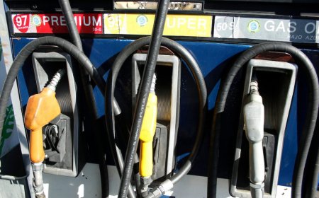 Las naftas y el gasoil bajarán 2,5 pesos a partir de este martes