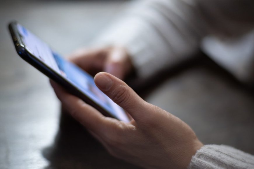Directora de Primaria cree que hay que regular el uso de celulares en las escuelas