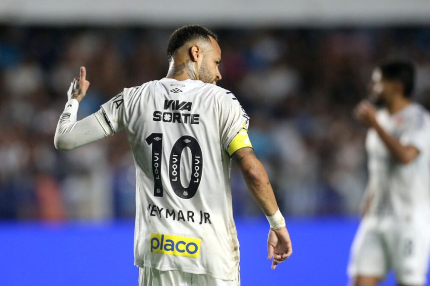 Neymar debutó en Santos y mostró algunos destellos de su calidad