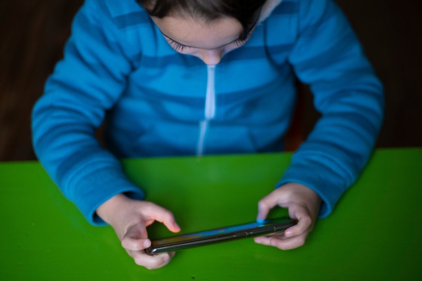 Diputado colorado propone prohibir el uso de celulares en horario escolar