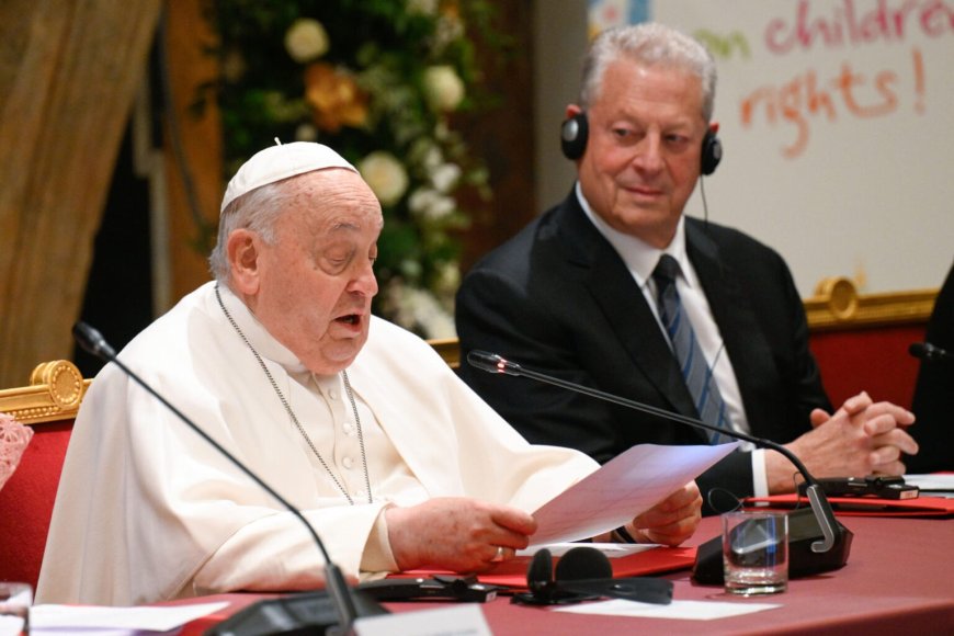 El papa sigue en estado crítico, presenta una insuficiencia renal leve y necesita oxígeno