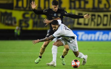 Apertura: Peñarol cayó 2-0 ante Racing en el Campeón del Siglo, en una floja presentación