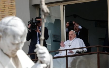 El papa Francisco reaparece para saludar a los fieles tras cinco semanas ingresado