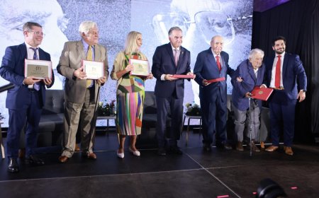 Orsi y expresidentes celebraron 40 años de democracia en acto del Partido Colorado
