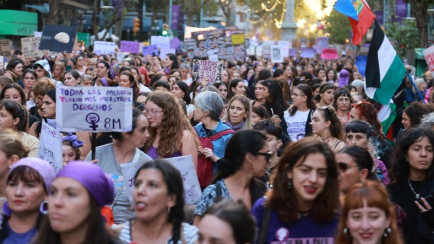 "Tocan a una, nos tocan a todas": así se llevó adelante la Marcha del 8M por 18 de Julio