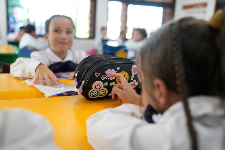Parlamento analiza aumento de días de clase en la educación