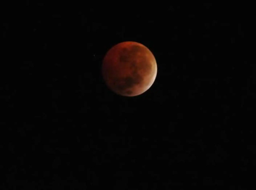 Así se vió la Luna de Sangre de marzo 2025 en Uruguay: el eclipse lunar total dejó impactantes imágenes