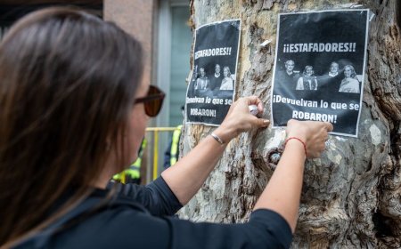 Damnificados de Conexión Ganadera protestaron frente a la casa de la viuda de Gustavo Basso