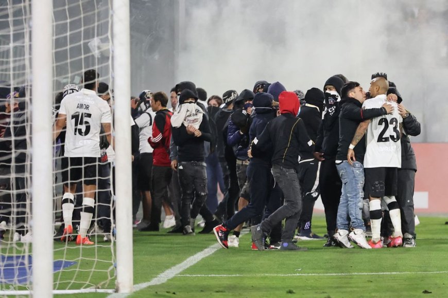 Dos hinchas de Colo Colo murieron tras una estampida al ingresar al estadio en Santiago de Chile