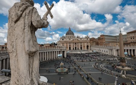 Humo blanco y campanas del Vaticano anunciaron la elección de un nuevo papa