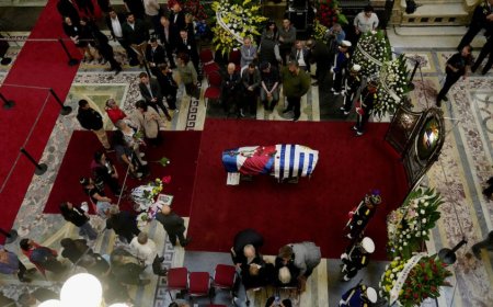 Se extiende el horario del velatorio de Mujica hasta la próxima medianoche