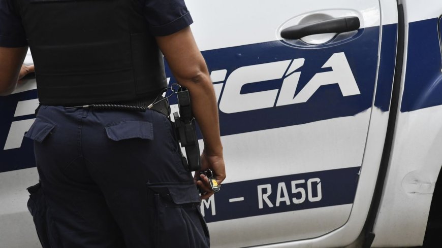 Un hombre fue detenido por insultar a la Policía tras ser sorprendido orinando en la calle