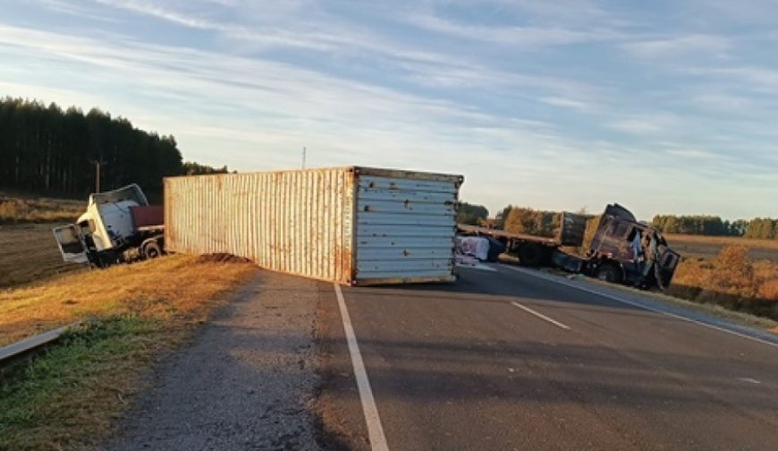 Camión con semi remolque volcó y fue impactado por otro camión que circulaba en sentido contrario