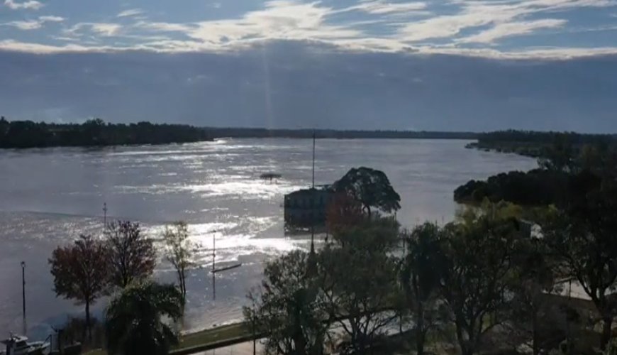 Salto: medio centenar de personas desplazadas por la crecida del río Uruguay; se teme que la cifra aumente