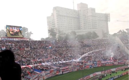 Video: el momento en el que lanzan la bengala desde la barra de Nacional que hirió al policía en la tribuna América