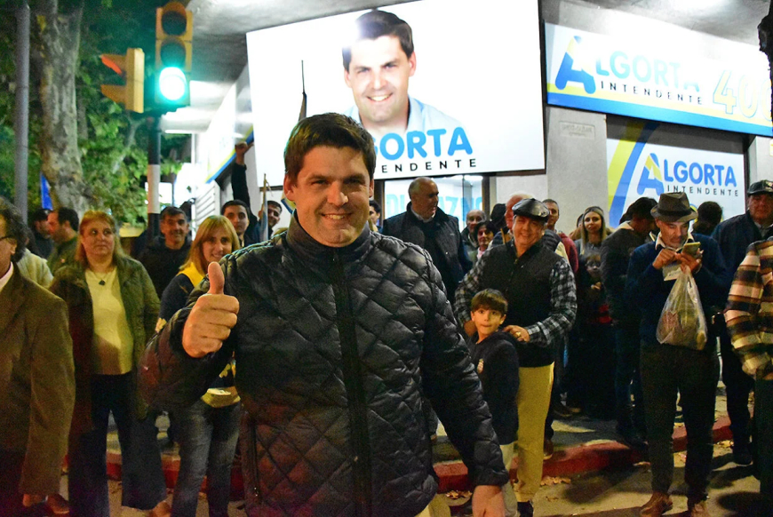 Felipe Algorta asume como intendente de Durazno en el Teatro Español