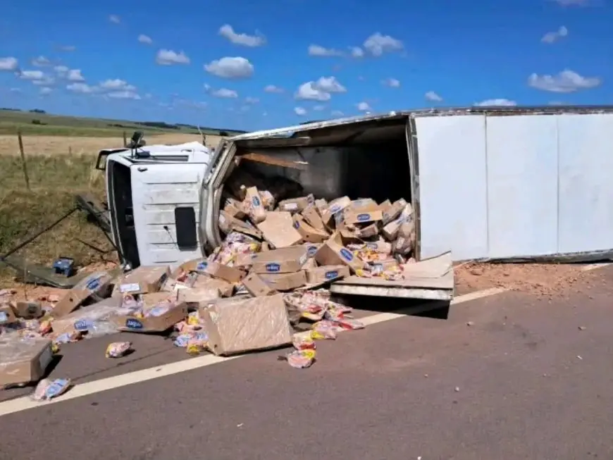 Hallaron camión volcado con carga de presunta procedencia brasileña en Ruta 6; mirá los detalles