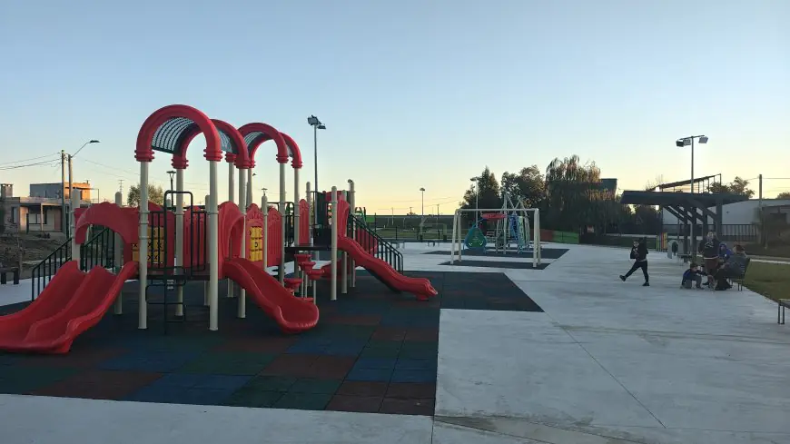 Un nuevo rincón para jugar: Durazno suma una placita de recreación frente al Parque de la Hispanidad