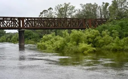 El río Yí alcanzó los 5,30 metros y evalúan cortar el puente viejo