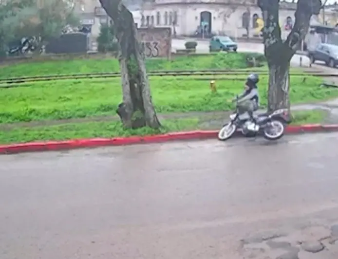 Trágico siniestro en Sarandí Grande: joven de 23 años murió tras chocar su moto contra un árbol