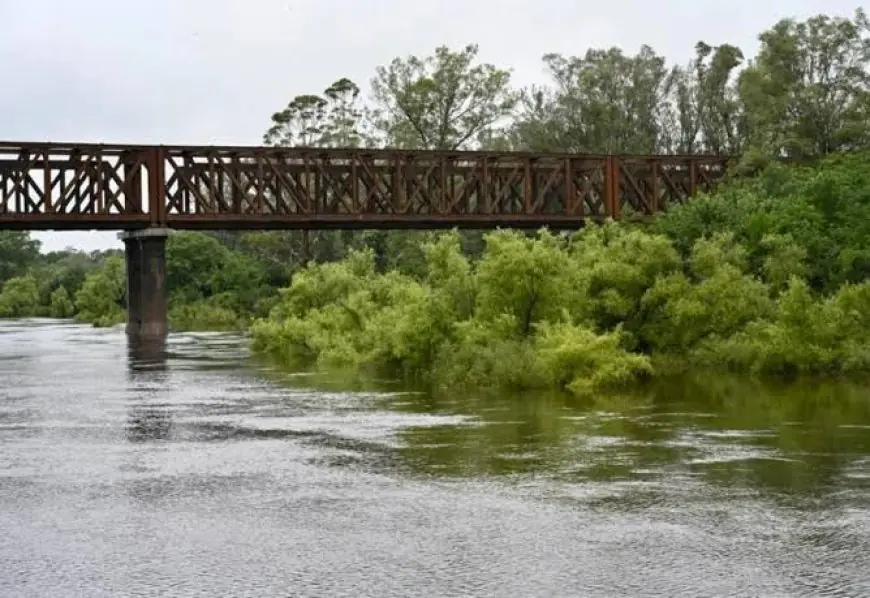 El río Yí alcanzó los 5,30 metros y evalúan cortar el puente viejo