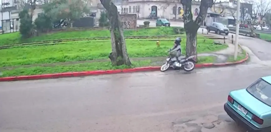 Trágico siniestro en Sarandí Grande: joven de 23 años murió tras chocar su moto contra un árbol