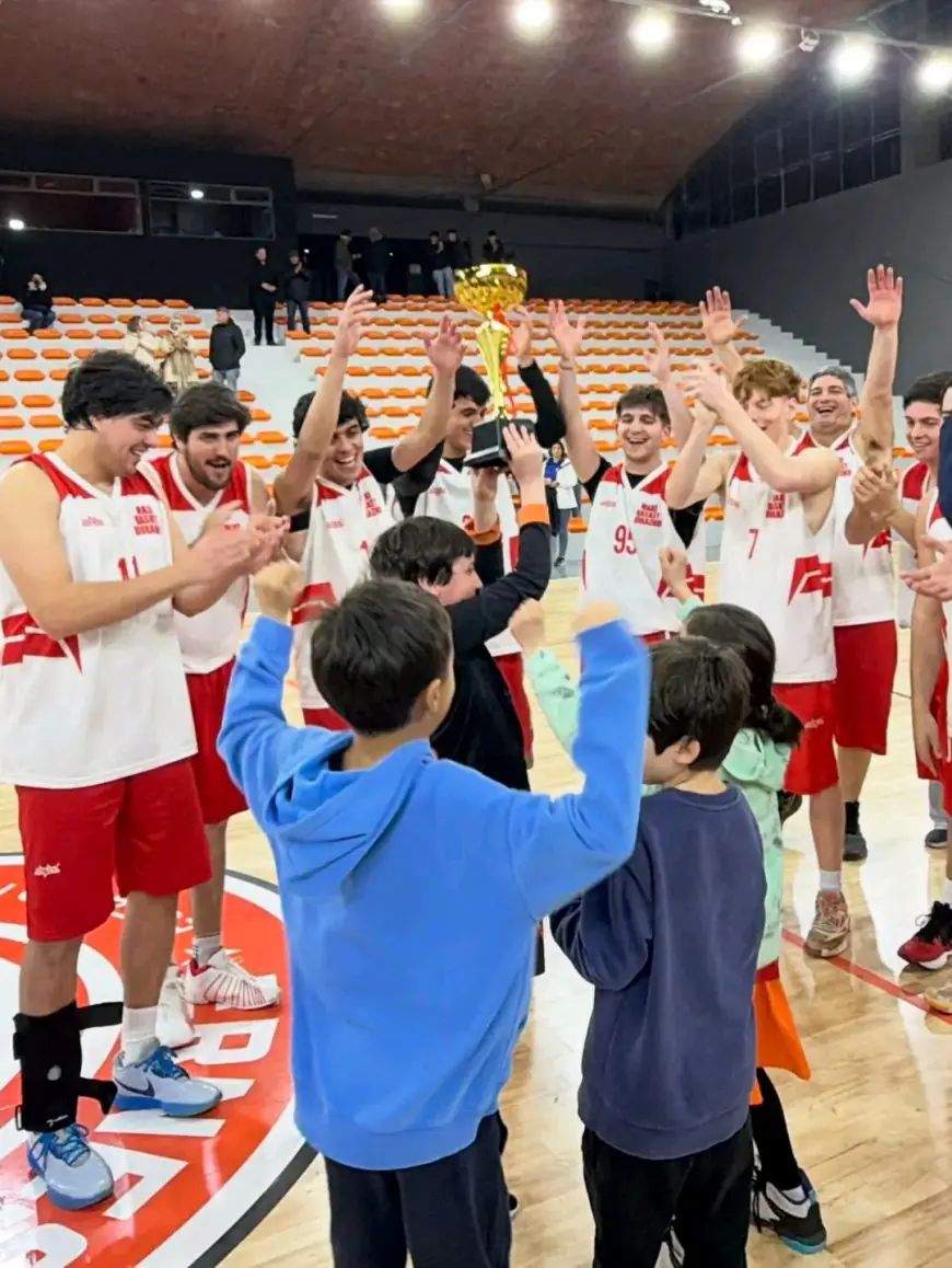 La Redonda se consagró campeón regional y rindió homenaje a Omar Fernández