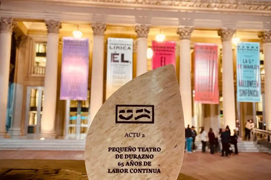‎El Pequeño Teatro fue reconocido por sus 65 años y su obra “Nelly” nominada a los Premios Florencio 2026